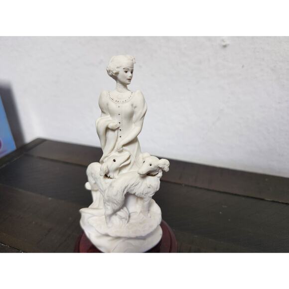 1993 Giuseppi Armani Figurine Woman with Dogs Wooden Base Signed Made in Italy5" - Picture 2 of 9